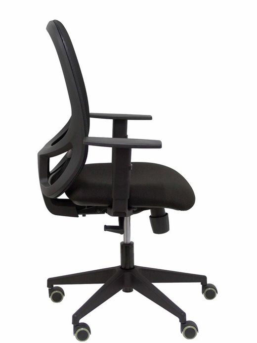 Modelo Cilanco negra - Silla de oficina ergonómica con mecanismo sincro, brazos regulables y ajustable en altura - Respaldo negro, tapizado en malla transpirable en color negro y asiento tapizado en tejido BALI color negro.
