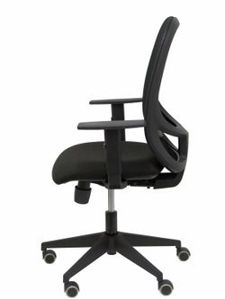 Modelo Cilanco negra - Silla de oficina ergonómica con mecanismo sincro, brazos regulables y ajustable en altura - Respaldo negro, tapizado en malla transpirable en color negro y asiento tapizado en tejido BALI color negro.