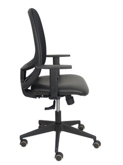 Modelo Cilanco negra - Silla de oficina ergonómica con mecanismo sincro, brazos regulables y ajustable en altura - Respaldo negro, tapizado en malla transpirable en color negro y asiento tapizado en tejido SIMILPIEL color negro.