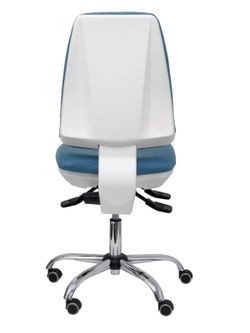 Modelo Elche blanca - Silla de oficina ergonómica con mecanismo asincro, regulable en altura y ruedas de parqué - Base cromada. Asiento y respaldo tapizados en tejido BALI color azul cielo.
