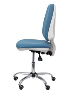 Modelo Elche blanca - Silla de oficina ergonómica con mecanismo asincro, regulable en altura y ruedas de parqué - Base cromada. Asiento y respaldo tapizados en tejido BALI color azul cielo.
