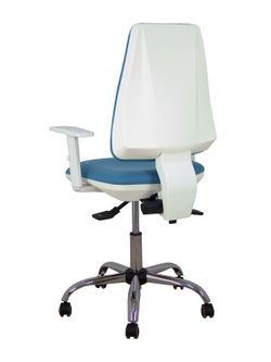 Modelo Elche blanca - Silla de oficina ergonómica con mecanismo asincro, regulable en altura y ruedas de parqué - Base cromada. Asiento y respaldo tapizados en tejido BALI color azul cielo. Brazos blancos regulables.