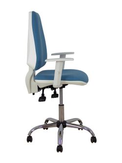 Modelo Elche blanca - Silla de oficina ergonómica con mecanismo asincro, regulable en altura y ruedas de parqué - Base cromada. Asiento y respaldo tapizados en tejido BALI color azul cielo. Brazos blancos regulables.