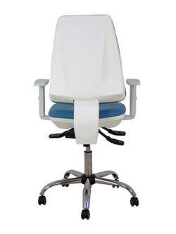 Modelo Elche blanca - Silla de oficina ergonómica con mecanismo asincro, regulable en altura y ruedas de parqué - Base cromada. Asiento y respaldo tapizados en tejido BALI color azul cielo. Brazos blancos regulables.