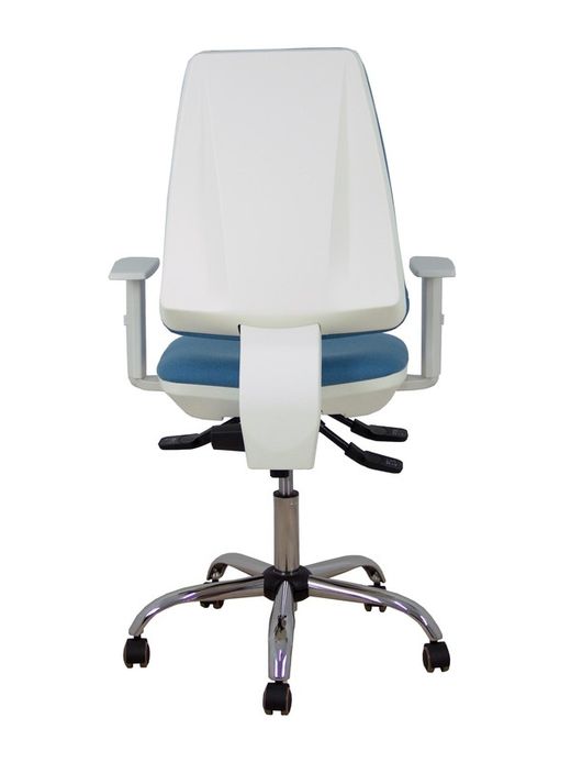 Modelo Elche blanca - Silla de oficina ergonómica con mecanismo asincro, regulable en altura y ruedas de parqué - Base cromada. Asiento y respaldo tapizados en tejido BALI color azul cielo. Brazos blancos regulables.