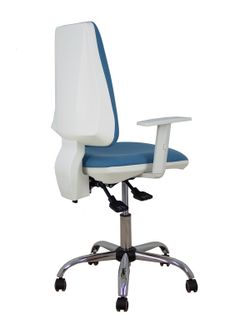 Modelo Elche blanca - Silla de oficina ergonómica con mecanismo asincro, regulable en altura y ruedas de parqué - Base cromada. Asiento y respaldo tapizados en tejido BALI color azul cielo. Brazos blancos regulables.