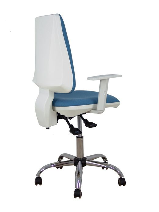 Modelo Elche blanca - Silla de oficina ergonómica con mecanismo asincro, regulable en altura y ruedas de parqué - Base cromada. Asiento y respaldo tapizados en tejido BALI color azul cielo. Brazos blancos regulables.