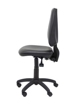 Modelo Elche S -  Silla de oficina ergonómica con mecanismo asincro, regulable en altura y ruedas de nailon. Asiento y respaldo tapizados en similpiel color negro.