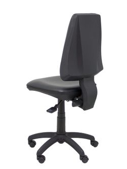 Modelo Elche S -  Silla de oficina ergonómica con mecanismo asincro, regulable en altura y ruedas de nailon. Asiento y respaldo tapizados en similpiel color negro.