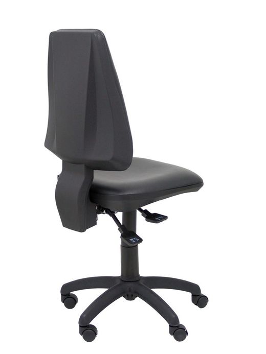 Modelo Elche S -  Silla de oficina ergonómica con mecanismo asincro, regulable en altura y ruedas de nailon. Asiento y respaldo tapizados en similpiel color negro.