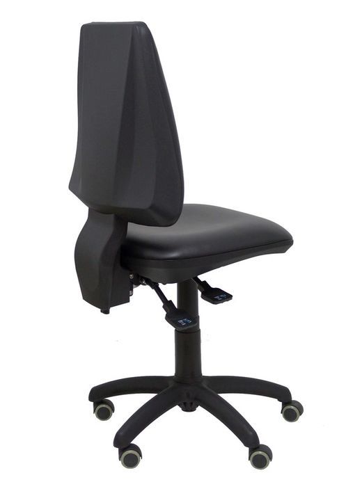 Modelo Elche S -  Silla de oficina ergonómica con mecanismo asincro, regulable en altura y ruedas de parqué. Asiento y respaldo tapizados en similpiel color negro.