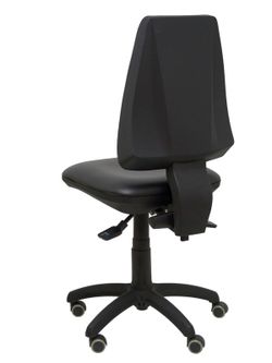 Modelo Elche S -  Silla de oficina ergonómica con mecanismo asincro, regulable en altura y ruedas de parqué. Asiento y respaldo tapizados en similpiel color negro.