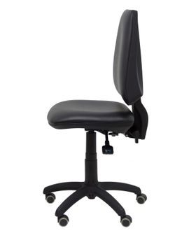 Modelo Elche S -  Silla de oficina ergonómica con mecanismo asincro, regulable en altura y ruedas de parqué. Asiento y respaldo tapizados en similpiel color negro.