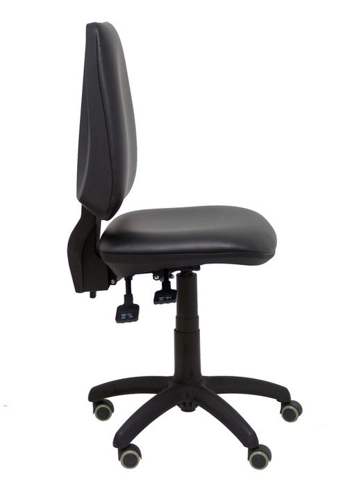 Modelo Elche S -  Silla de oficina ergonómica con mecanismo asincro, regulable en altura y ruedas de parqué. Asiento y respaldo tapizados en similpiel color negro.