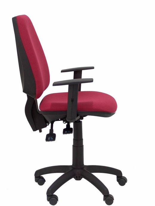 Modelo Elche S - Silla de oficina ergonómica con mecanismo sincro, regulable en altura y ruedas de nailon - Asiento y respaldo tapizados en tejido BALI color granate (BRAZOS REGULABLES EN ALTURA)