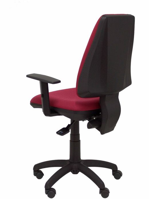 Modelo Elche S - Silla de oficina ergonómica con mecanismo sincro, regulable en altura y ruedas de nailon - Asiento y respaldo tapizados en tejido BALI color granate (BRAZOS REGULABLES EN ALTURA)