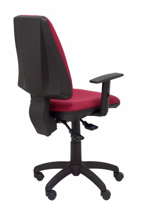 Modelo Elche S - Silla de oficina ergonómica con mecanismo sincro, regulable en altura y ruedas de nailon - Asiento y respaldo tapizados en tejido BALI color granate (BRAZOS REGULABLES EN ALTURA)