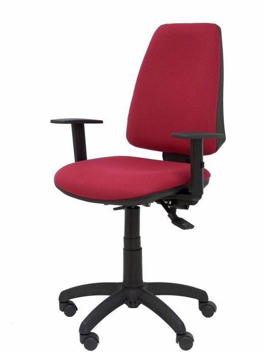 Modelo Elche S - Silla de oficina ergonómica con mecanismo sincro, regulable en altura y ruedas de nailon - Asiento y respaldo tapizados en tejido BALI color granate (BRAZOS REGULABLES EN ALTURA)