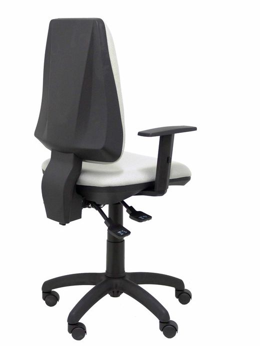 Modelo Elche S - Silla de oficina ergonómica con mecanismo sincro, regulable en altura y ruedas de nailon - Asiento y respaldo tapizados en tejido BALI color gris (BRAZOS REGULABLES EN ALTURA)