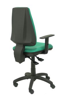 Modelo Elche S - Silla de oficina ergonómica con mecanismo sincro, regulable en altura y ruedas de nailon - Asiento y respaldo tapizados en tejido BALI color verde esmeralda (BRAZOS REGULABLES EN ALTURA)