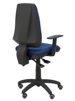 Modelo Elche S - Silla de oficina ergonómica con mecanismo sincro, regulable en altura y ruedas de parqué - Asiento y respaldo tapizados en tejido BALI color azul marino (BRAZOS REGULABLES EN ALTURA)