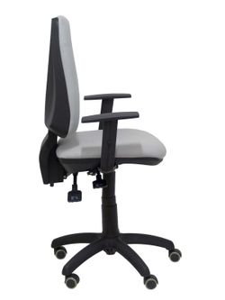 Modelo Elche S - Silla de oficina ergonómica con mecanismo sincro, regulable en altura y ruedas de parqué - Asiento y respaldo tapizados en tejido BALI color gris (BRAZOS REGULABLES EN ALTURA)