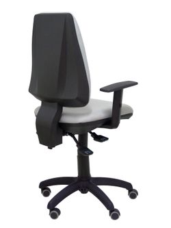 Modelo Elche S - Silla de oficina ergonómica con mecanismo sincro, regulable en altura y ruedas de parqué - Asiento y respaldo tapizados en tejido BALI color gris (BRAZOS REGULABLES EN ALTURA)