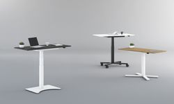 Modelo Griego - Mesa de trabajo regulable con ajuste electrico. Tablero de madera en color natural y estructura en color blanco. Dispone de ruedas con freno.