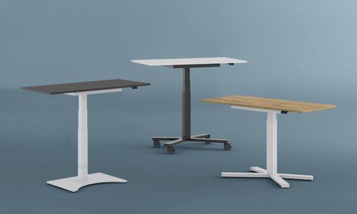 Modelo Griego - Mesa de trabajo regulable con ajuste electrico. Tablero de madera en color natural y estructura en color blanco. Dispone de ruedas con freno.