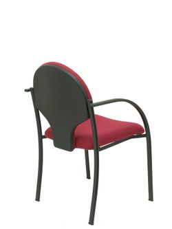 Modelo Hellin  Pack de 2 sillas confidente ergonómica con brazos fijos incorporados, apilable y estructura en color negro  Asiento y respaldo tapizados en tejido BALI color granate