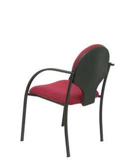Modelo Hellin  Pack de 2 sillas confidente ergonómica con brazos fijos incorporados, apilable y estructura en color negro  Asiento y respaldo tapizados en tejido BALI color granate