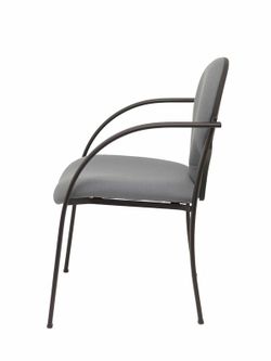 Modelo Hellín  Pack de 2 sillas confidente ergonómica con brazos fijos incorporados, apilable y estructura en color negro  Asiento y respaldo tapizados en tejido BALI color gris.