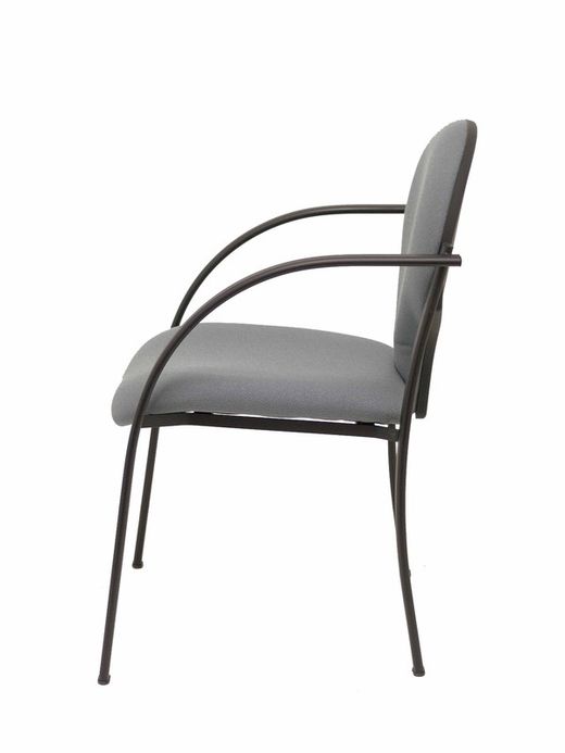 Modelo Hellín  Pack de 2 sillas confidente ergonómica con brazos fijos incorporados, apilable y estructura en color negro  Asiento y respaldo tapizados en tejido BALI color gris.