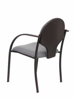 Modelo Hellín  Pack de 2 sillas confidente ergonómica con brazos fijos incorporados, apilable y estructura en color negro  Asiento y respaldo tapizados en tejido BALI color gris.