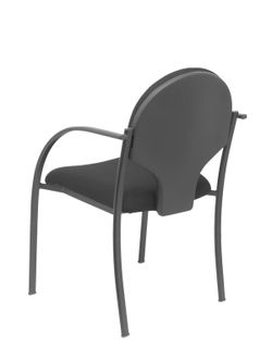 Modelo Hellin  Pack de 2 sillas confidente ergonómica con brazos fijos incorporados, apilable y estructura en color negro  Asiento y respaldo tapizados en tejido BALI color negro