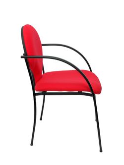 Modelo Hellin  Pack de 2 sillas confidente ergonómica con brazos fijos incorporados, apilable y estructura en color negro  Asiento y respaldo tapizados en tejido BALI color rojo