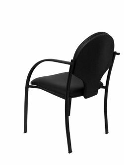 Modelo Hellin  Pack de 2 sillas confidente ergonómica con brazos fijos incorporados, apilable y estructura en color negro  Asiento y respaldo tapizados en tejido piel color negro