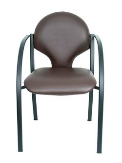 Modelo Hellin  Pack de 2 sillas confidente ergonómica con brazos fijos incorporados, apilable y estructura en color negro  Asiento y respaldo tapizados en tejido SIMILPIEL color marrón oscuro.