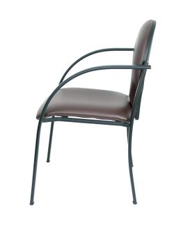 Modelo Hellin  Pack de 2 sillas confidente ergonómica con brazos fijos incorporados, apilable y estructura en color negro  Asiento y respaldo tapizados en tejido SIMILPIEL color marrón oscuro.