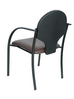 Modelo Hellin  Pack de 2 sillas confidente ergonómica con brazos fijos incorporados, apilable y estructura en color negro  Asiento y respaldo tapizados en tejido SIMILPIEL color marrón oscuro.