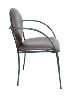 Modelo Hellin  Pack de 2 sillas confidente ergonómica con brazos fijos incorporados, apilable y estructura en color negro  Asiento y respaldo tapizados en tejido SIMILPIEL color marrón oscuro.