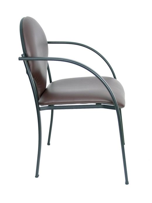 Modelo Hellin  Pack de 2 sillas confidente ergonómica con brazos fijos incorporados, apilable y estructura en color negro  Asiento y respaldo tapizados en tejido SIMILPIEL color marrón oscuro.