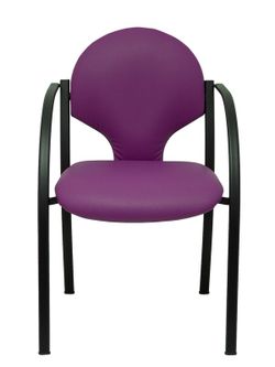 Modelo Hellin  Pack de 2 sillas confidente ergonómica con brazos fijos incorporados, apilable y estructura en color negro  Asiento y respaldo tapizados en tejido SIMILPIEL color morado.