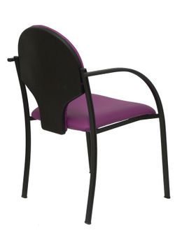 Modelo Hellin  Pack de 2 sillas confidente ergonómica con brazos fijos incorporados, apilable y estructura en color negro  Asiento y respaldo tapizados en tejido SIMILPIEL color morado.
