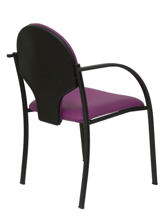 Modelo Hellin  Pack de 2 sillas confidente ergonómica con brazos fijos incorporados, apilable y estructura en color negro  Asiento y respaldo tapizados en tejido SIMILPIEL color morado.