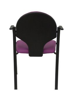 Modelo Hellin  Pack de 2 sillas confidente ergonómica con brazos fijos incorporados, apilable y estructura en color negro  Asiento y respaldo tapizados en tejido SIMILPIEL color morado.