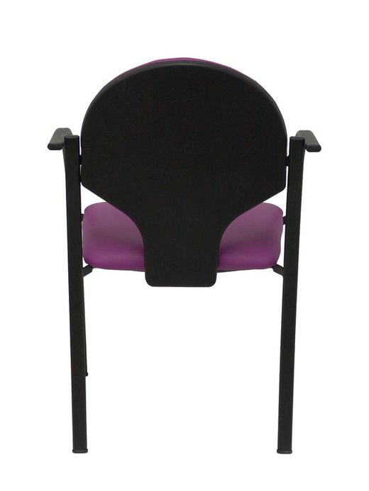 Modelo Hellin  Pack de 2 sillas confidente ergonómica con brazos fijos incorporados, apilable y estructura en color negro  Asiento y respaldo tapizados en tejido SIMILPIEL color morado.