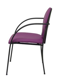 Modelo Hellin  Pack de 2 sillas confidente ergonómica con brazos fijos incorporados, apilable y estructura en color negro  Asiento y respaldo tapizados en tejido SIMILPIEL color morado.