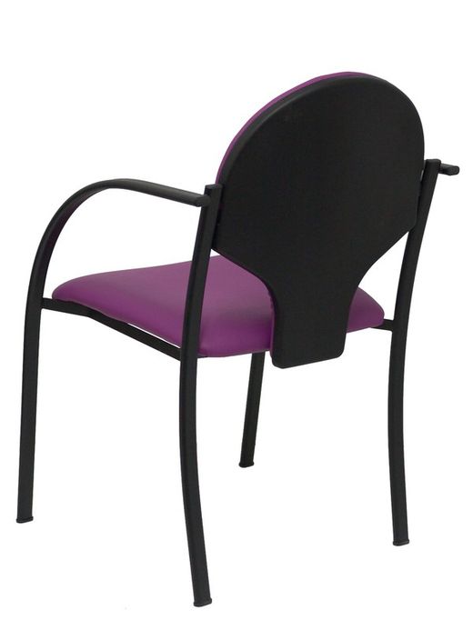 Modelo Hellin  Pack de 2 sillas confidente ergonómica con brazos fijos incorporados, apilable y estructura en color negro  Asiento y respaldo tapizados en tejido SIMILPIEL color morado.