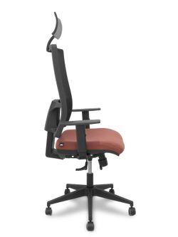Modelo Horna - Silla de oficina ergonómica con mecanismo sincro con traslack y regulable en altura - Respaldo alto de malla transpirable con cabecero fijo y apoyo lumbar regulable. Asiento tapizado en tejido BALI color marrón.